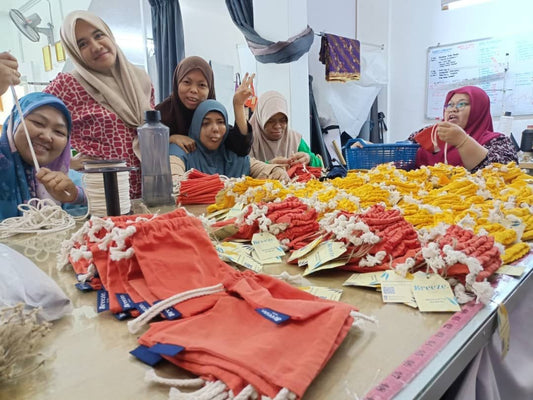 kepuk batik jahitan tangan oleh TAPAi disertakan dengan setiap tempahan Breeze For You